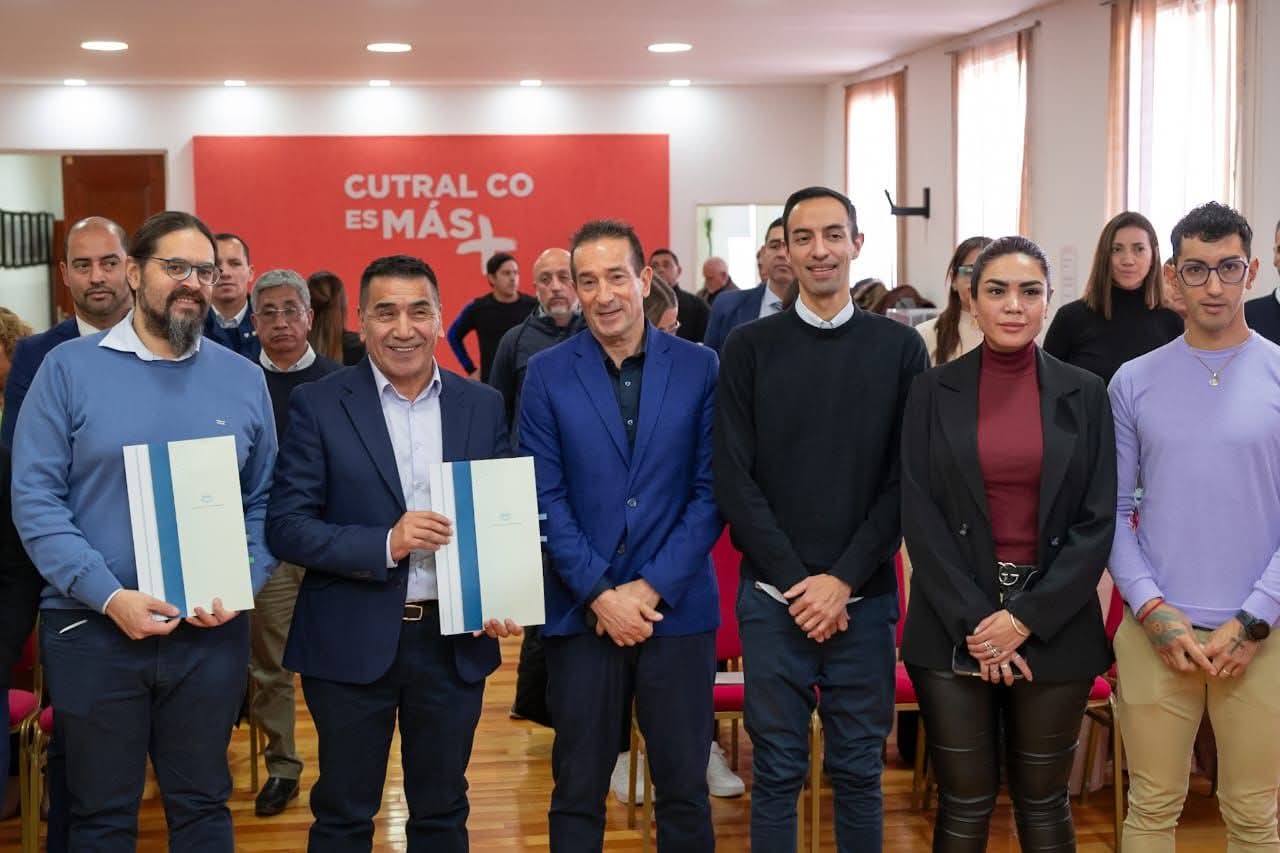 Firma de convenios entre el Intendente de Cutral Co y el Ministro de Salud de Neuquén.
