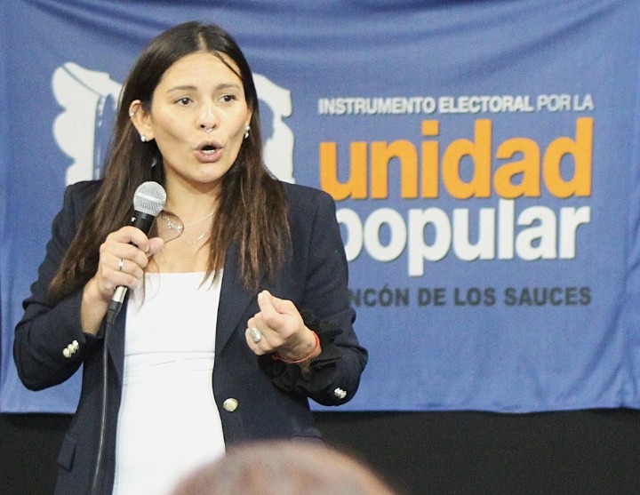 Placa informativa del conversatorio sobre Justicia de Género en Rincón de los Sauces, con los nombres de las disertantes y el logo de Unidad Popular.