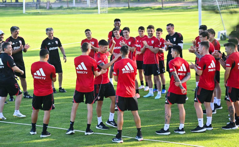 Lautaro Rivero, defensor de River Plate, siendo aplaudido por Marcelo Gallardo y sus compañeros tras ser convocado a la Selección Argentina.