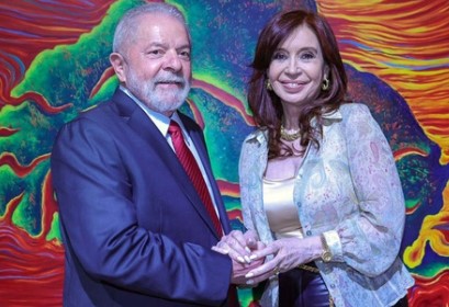 Imagen conceptual de una balanza y una balanza de justicia con elementos políticos.