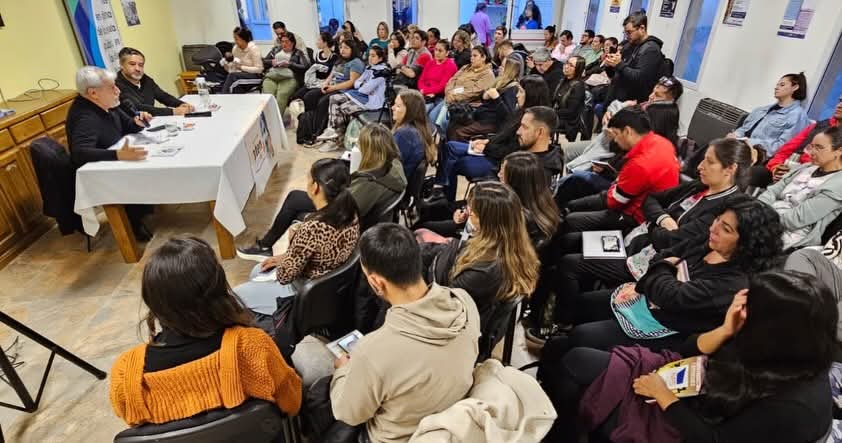 Julio Fuentes exponiendo en el curso de formación de ATEN sobre la Constitución de Neuquén.