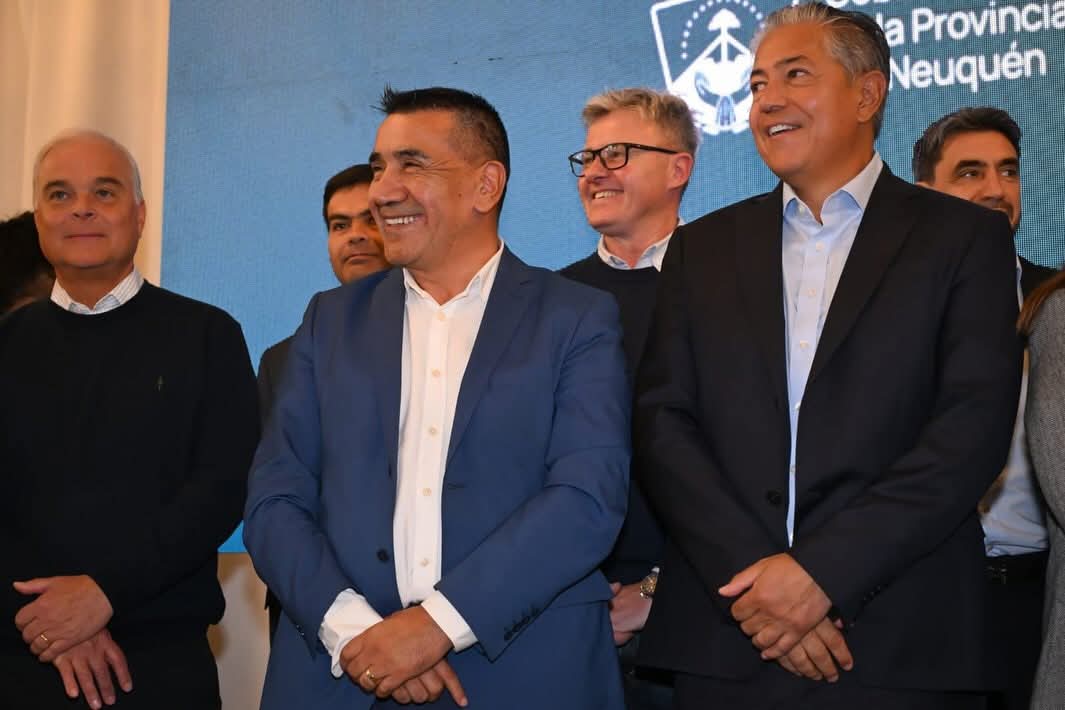 Rolando Figueroa y Ramón Rioseco durante la firma del convenio por las 150 viviendas en Cutral Co.