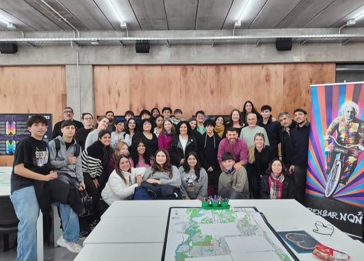 Jóvenes participan de una jornada ambiental organizada en la UFLO Neuquén durante la Semana Mundial del Ambiente.