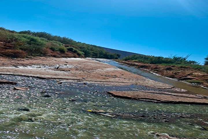 Vista del cañadón en la zona Costa de Rincón de los Sauces donde se observa el vertido de líquidos hacia el curso del río.