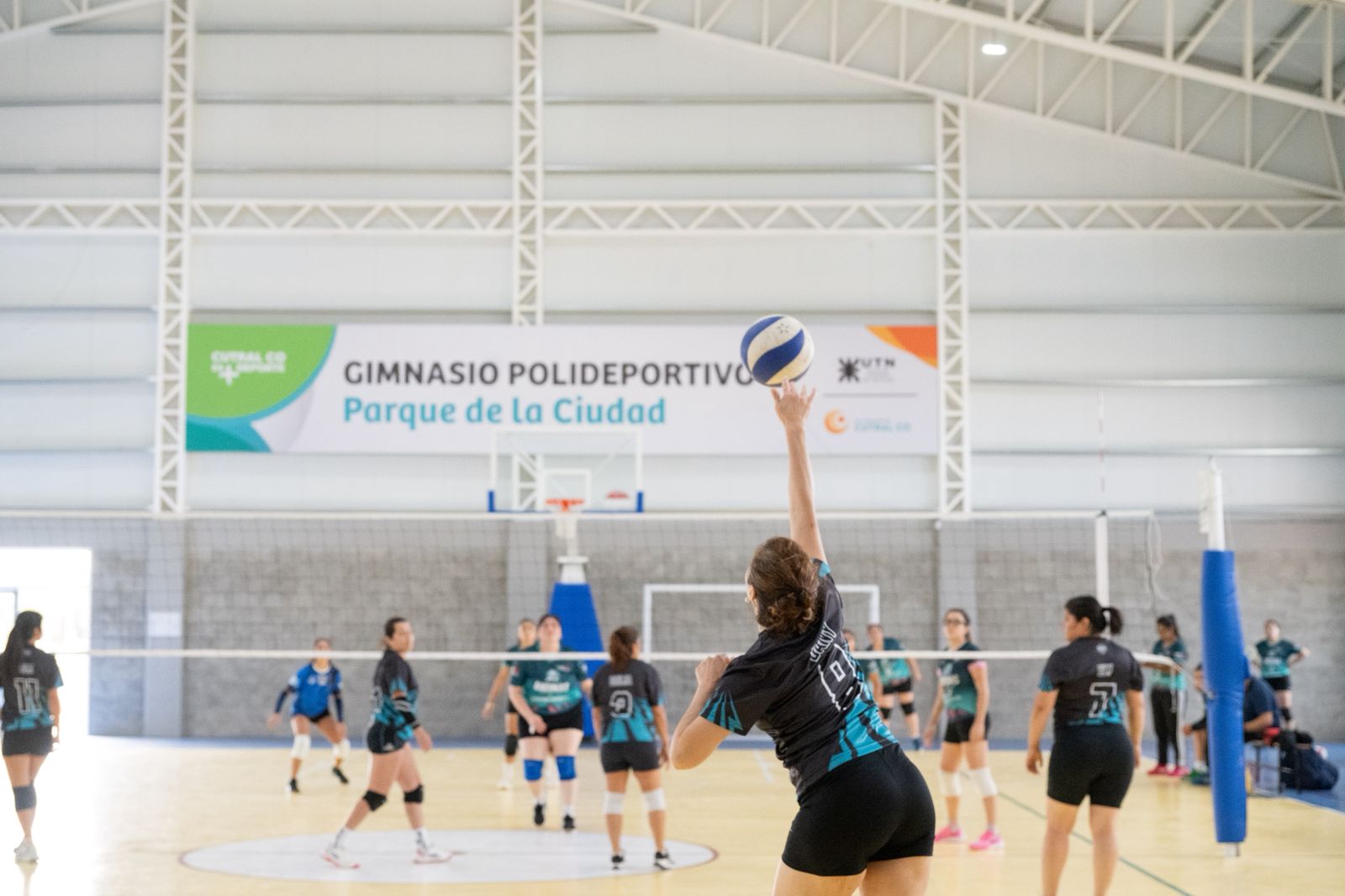 Jugadoras de vóley en plena competencia dentro del nuevo Gimnasio Polideportivo de Cutral Co durante la fecha de la Liga de Primera División.