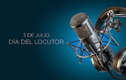 Micrófono de radio clásico con luces de estudio de fondo.
