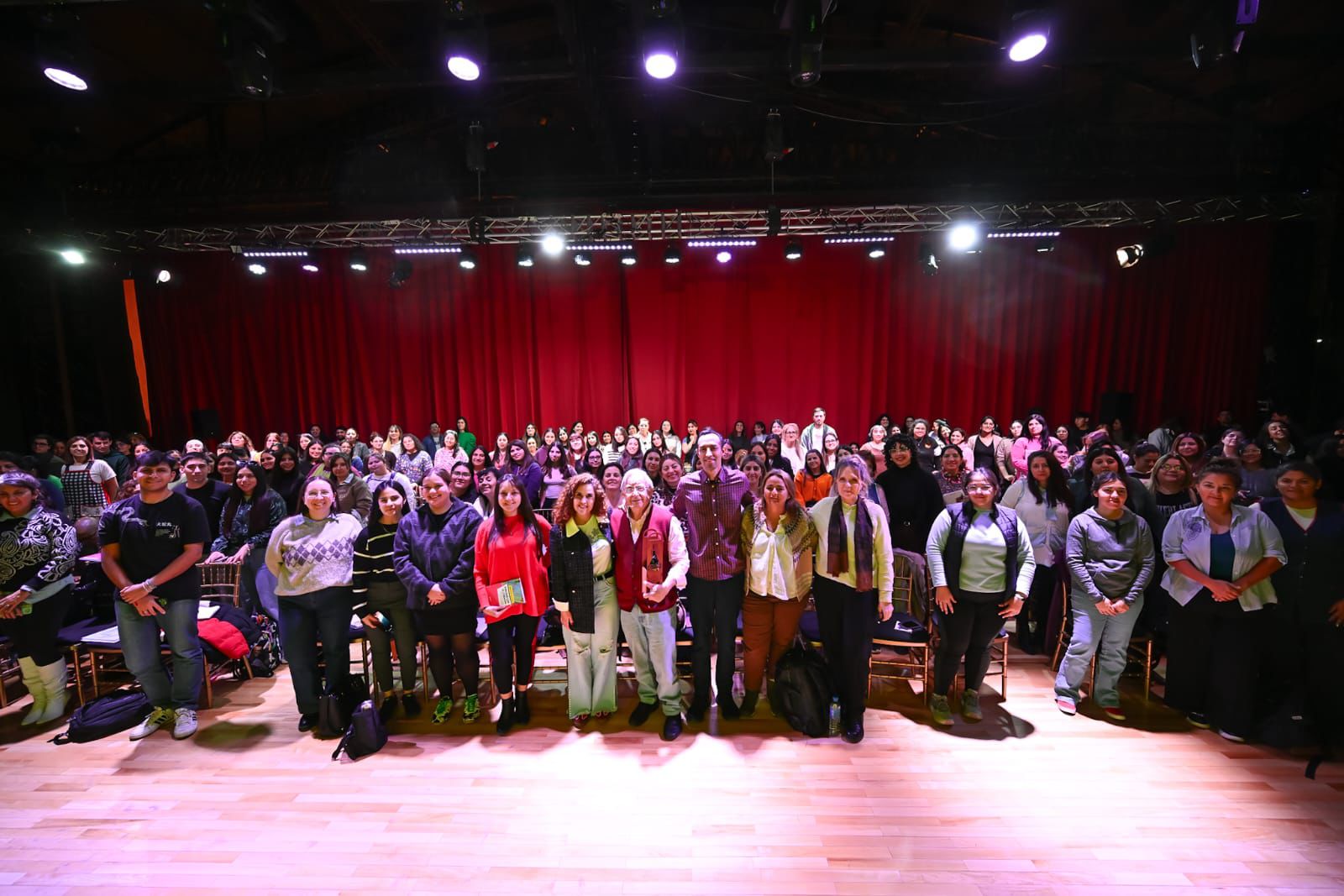 El pedagogo español Miguel Ángel Santos Guerra durante una conferencia en Cutral Co ante docentes y estudiantes.