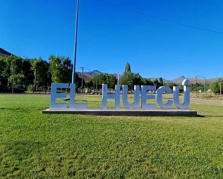 Paisaje de El Huecú con los cerros de fondo, celebrando sus 86 años de historia y tradición ganadera.