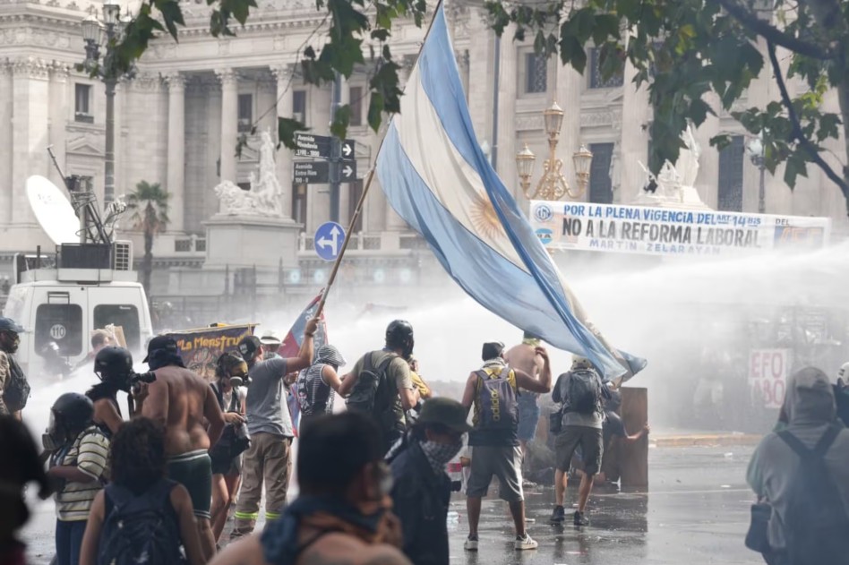 Manifestantes frente al Congreso de la Nación con banderas sindicales durante el debate de la reforma laboral.