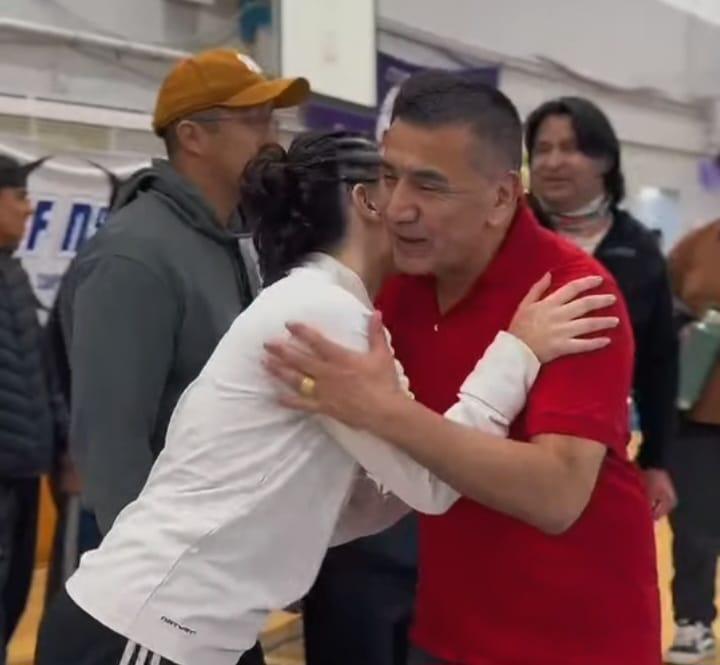 Jóvenes deportistas de handball en acción.