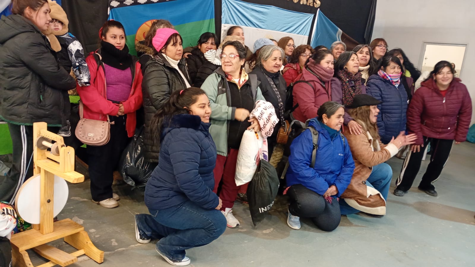 Tejedoras participando de un encuentro artesanal y cultural en Zapala, Neuquén.