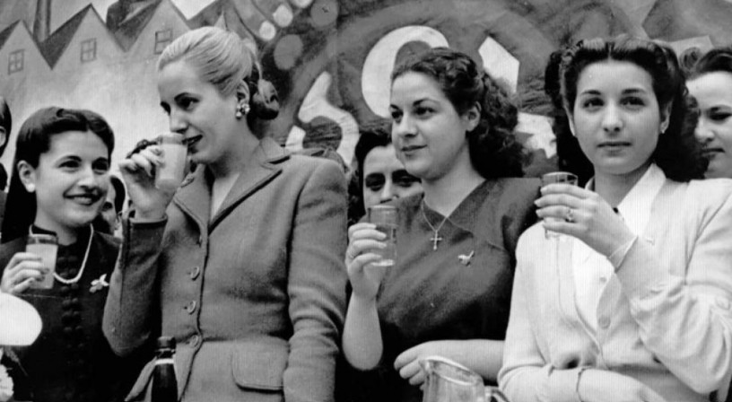 Mujeres argentinas votando por primera vez tras la sanción de la Ley 13.010 de sufragio femenino.
