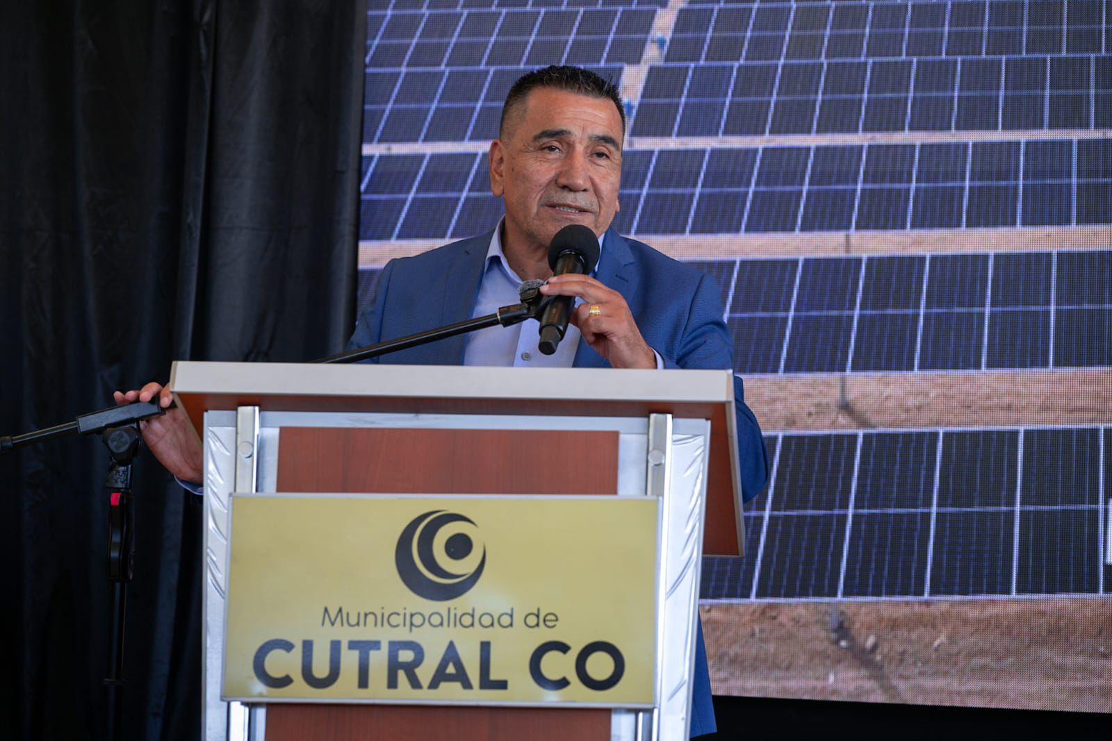 Firma del convenio de ampliación del Parque Solar entre Rolando Figueroa y Ramón Rioseco en el Centro Cultural.