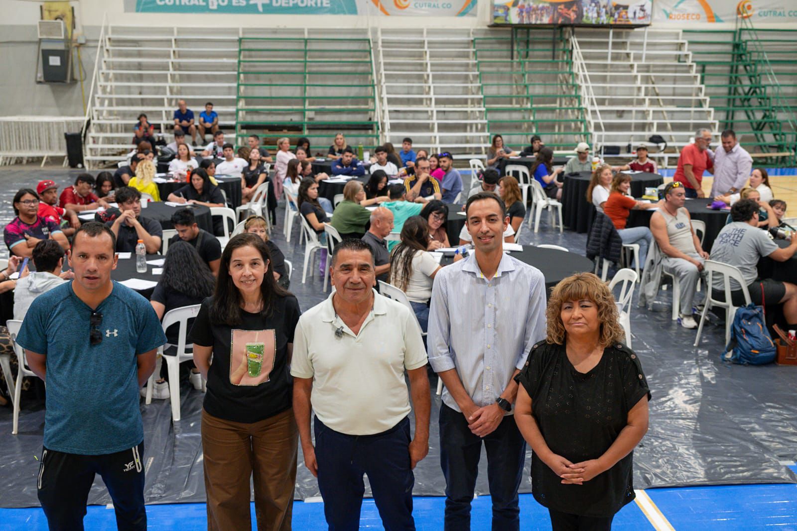 Autoridades municipales y participantes en el Gimnasio Mosconi durante el inicio de la capacitación Formar a los Formadores.