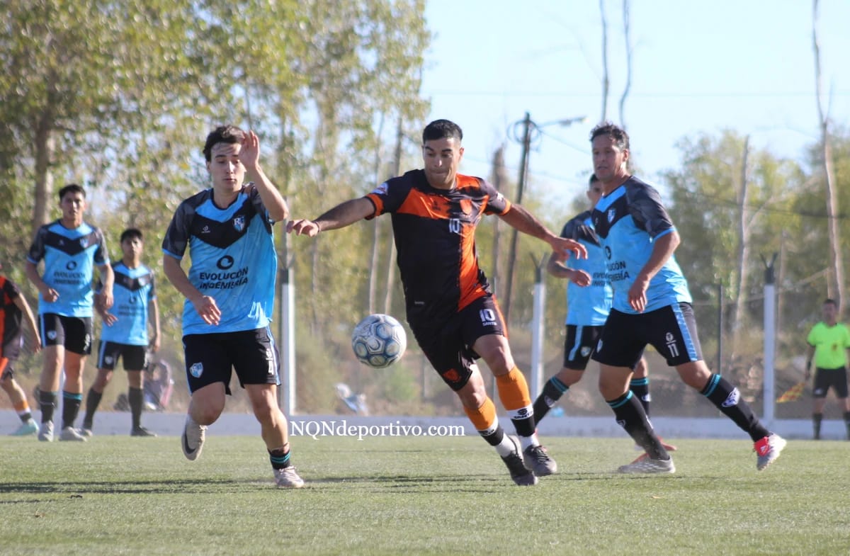 Jugadores de Alianza de Cutral Co festejando el triunfo en el estadio Coloso del Ruca Quimey.