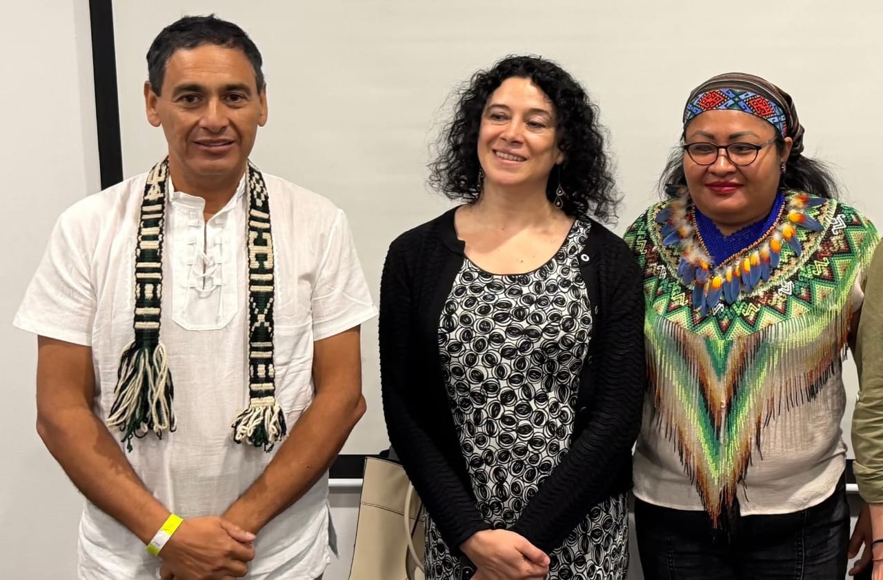 Gabriel Cherqui junto a la relatora de la ONU, Elisa Morgera, durante la conferencia en Colombia.
