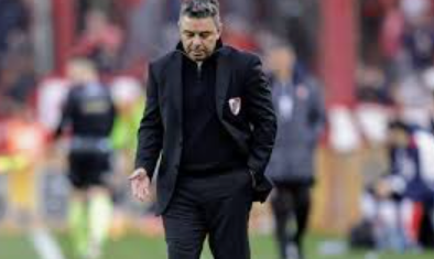 Marcelo Gallardo, ex entrenador de River Plate, haciendo un gesto de desaprobación.