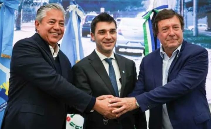 Gobernadores de Neuquén, Chubut y Río Negro firmando acuerdo de ampliación de gasoducto.