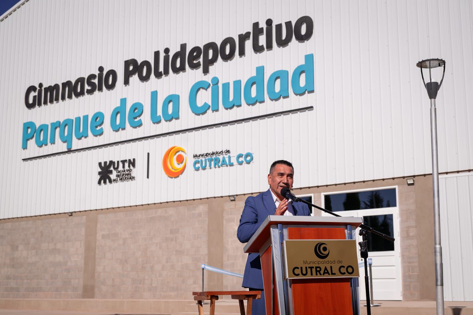 Autoridades provinciales y municipales cortando la cinta inaugural frente al nuevo Gimnasio Polideportivo del Parque de la Ciudad en Cutral Co.