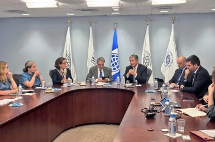 Gobernador Rolando Figueroa reunido con representantes de organismos internacionales.