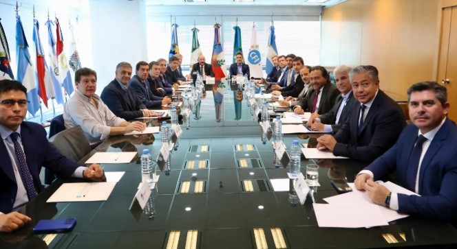 Gobernadores de las provincia ponen presión por el impuesto a los combustibles.