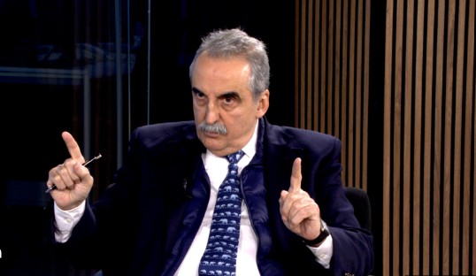 Fotografía de Guillermo Moreno durante una entrevista o acto político.