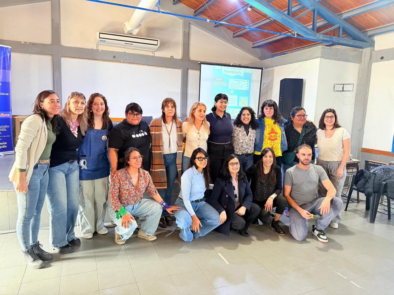 Grupo de personas participando en un panel de discusión sobre Derechos Humanos en el Instituto de Formación Docente de Chos Malal.