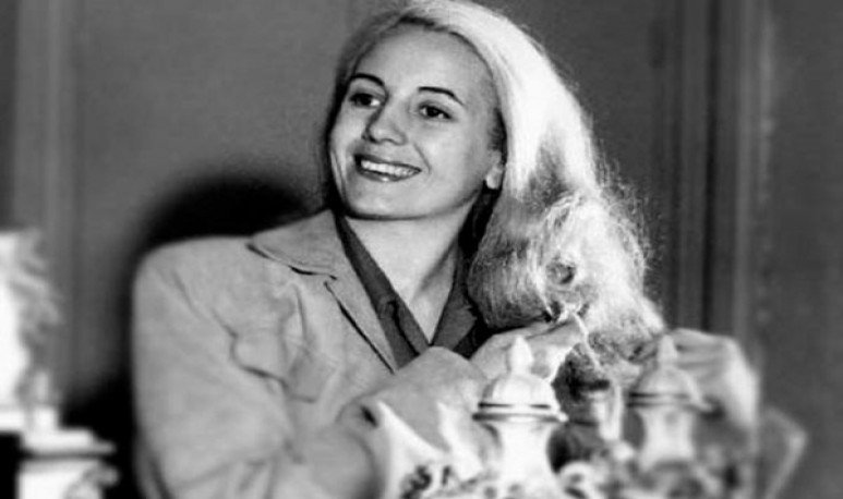 Imagen histórica de Eva Perón durante un acto junto a trabajadores argentinos.