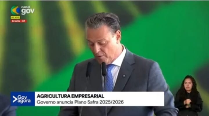 Campo de cultivo en Brasil con maquinaria agrícola