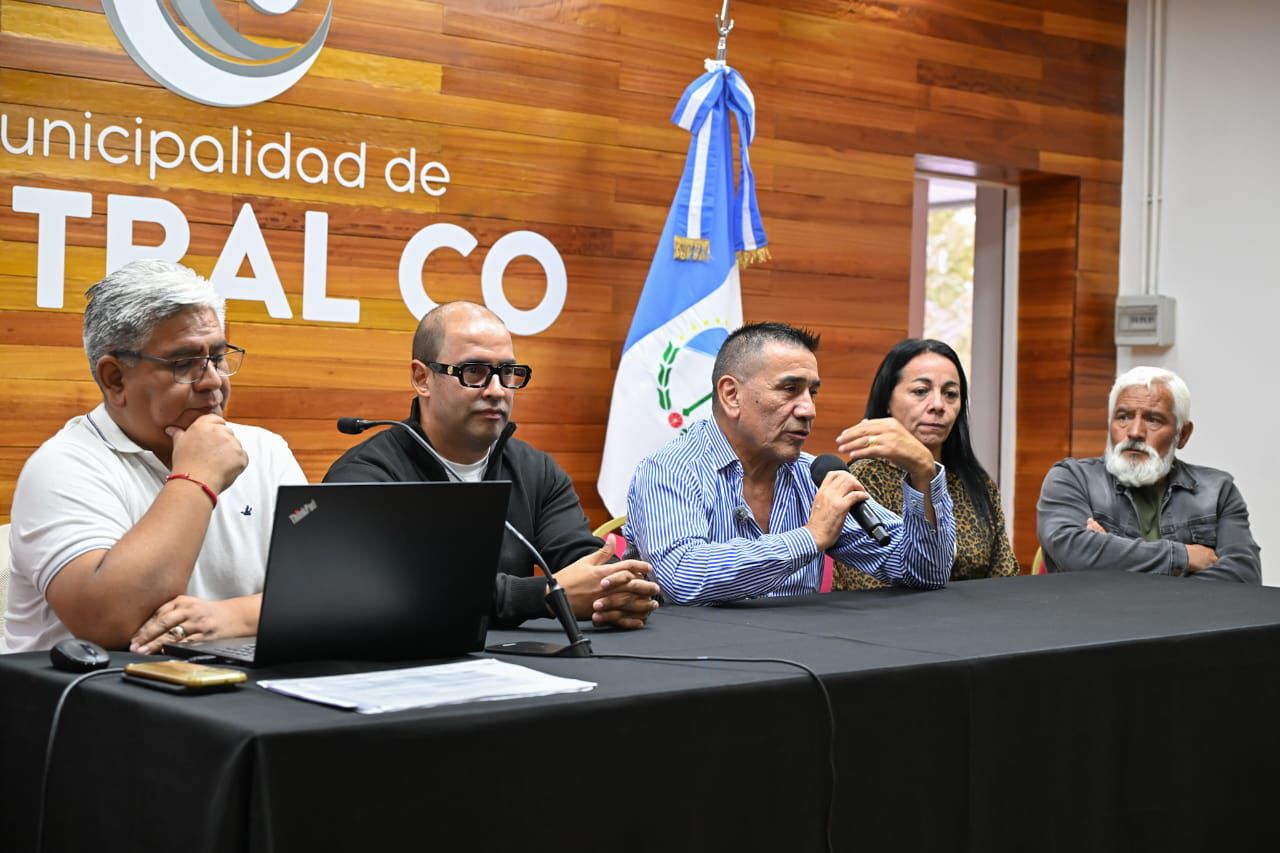 El intendente Ramón Rioseco reunido con vecinos de Monte Hermoso y Colonia 2 de Abril.