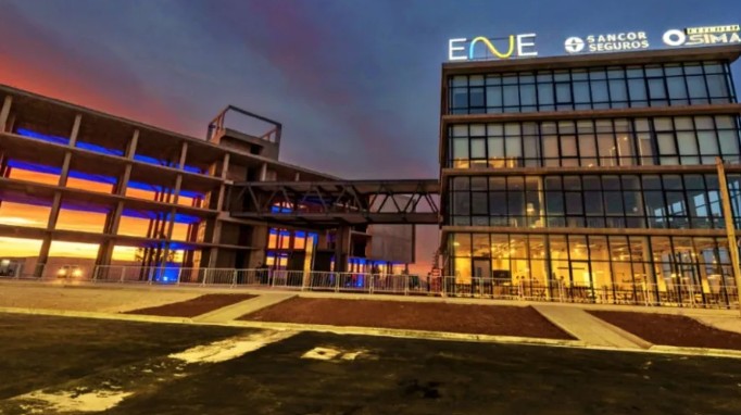 Estudiantes del Instituto Vaca Muerta realizando el trámite del boleto estudiantil gratuito en una oficina móvil municipal ubicada en el Polo Científico Tecnológico.