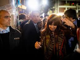  Foto del momento en que un hombre intenta disparar un arma a la expresidenta Cristina Kirchner.