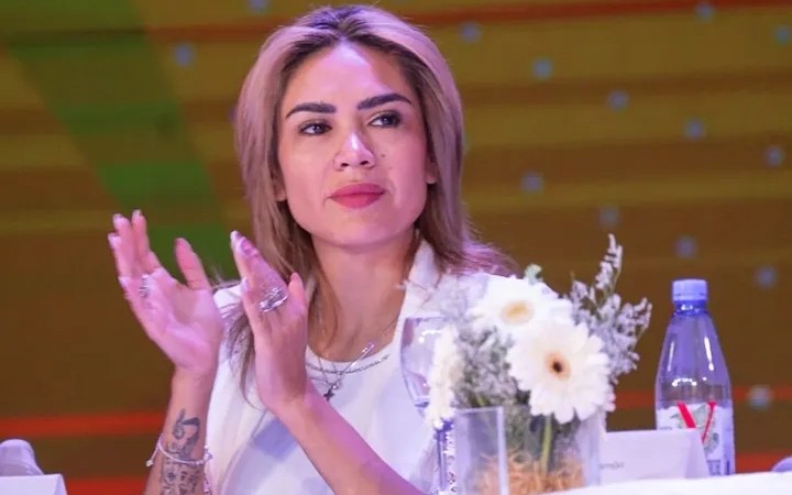 Jesica Rioseco durante una entrevista vinculada a política y turismo en Cutral Co.
