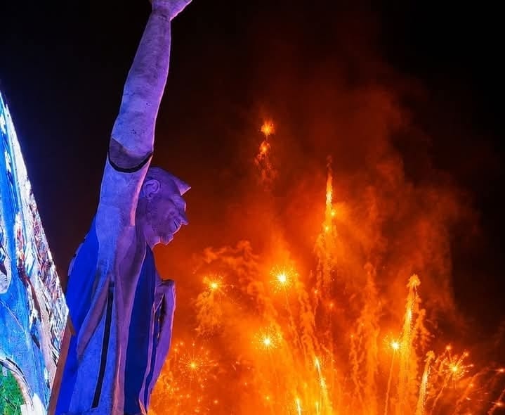 Monumento a Lionel Messi durante los festejos por la clasificación de Argentina en Cutral Co.
