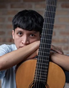 Joaco Martínez en el escenario de La Voz Argentina con el jurado, incluyendo a Soledad Pastorutti.