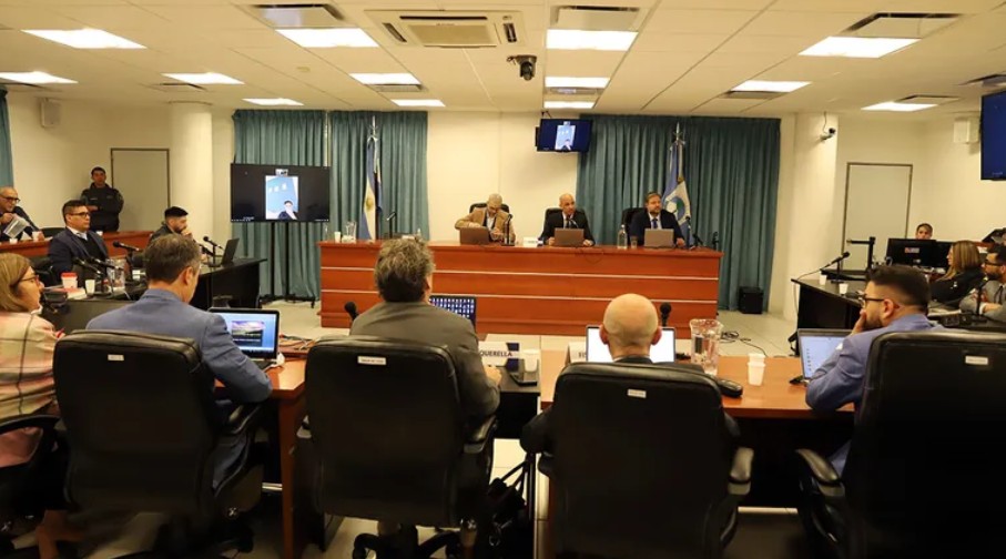 El veredicto del juicio por los planes sociales en Neuquén. Un mazo de juez sobre una base de madera, simbolizando la condena por corrupción.