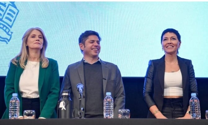 Axel Kicillof y Mayra Mendoza compartiendo un escenario o evento.