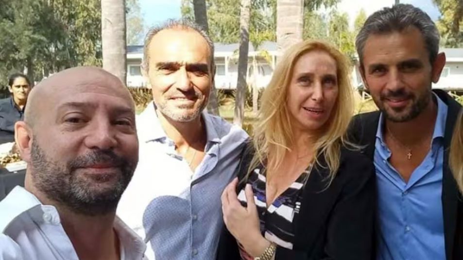 Fotografía de un operativo policial en la sede de la Agencia Nacional de Discapacidad con patrulleros y agentes de seguridad.