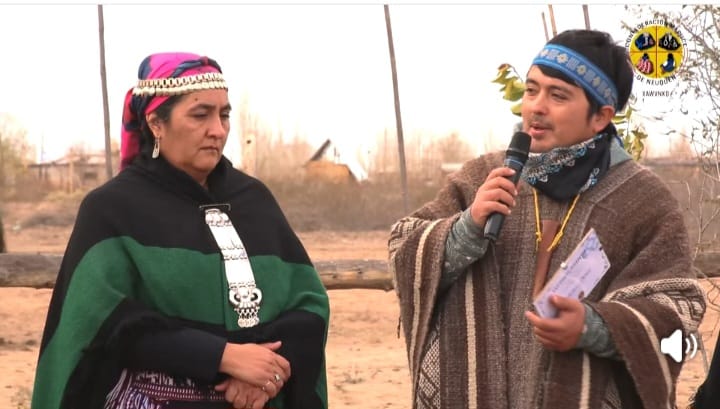 Fotografía del homenaje realizado por las comunidades mapuches junto a representantes de organizaciones sociales y de derechos humanos.