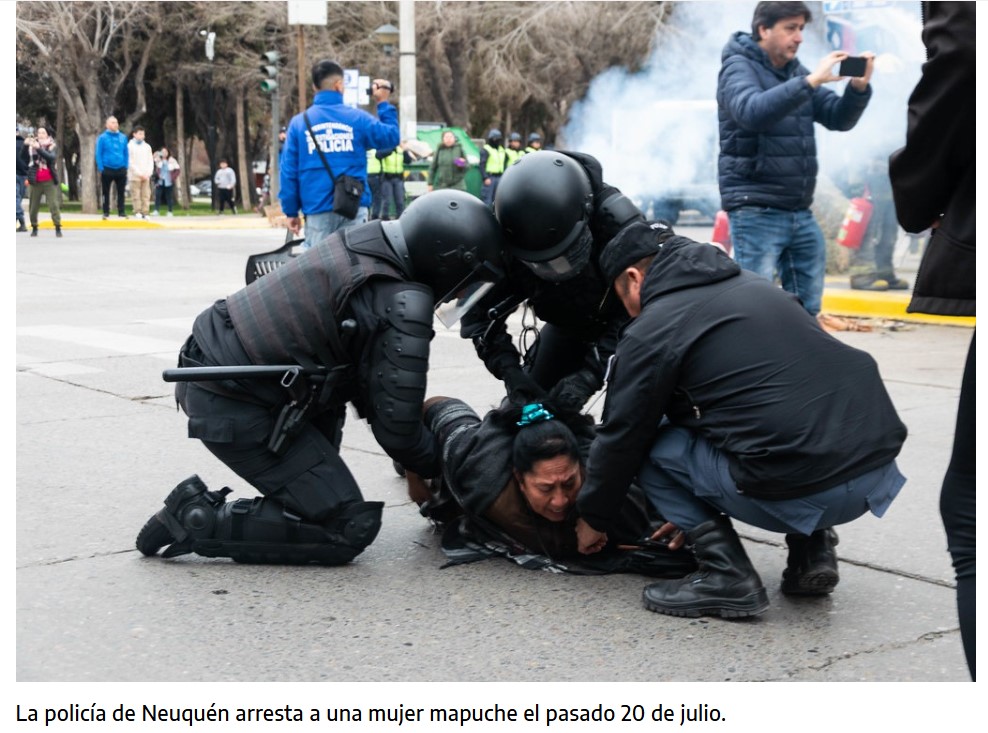 La policía de Neuquén arresta a una mujer mapuche el pasado 20 de julio.