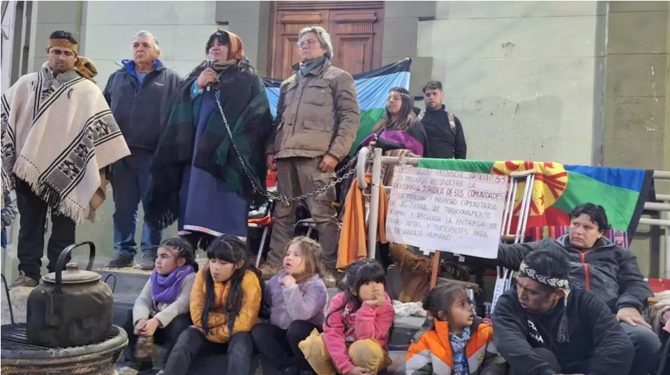 Imágenes de la represión policial a comunidades mapuche frente a la Casa de Gobierno en Neuquén.