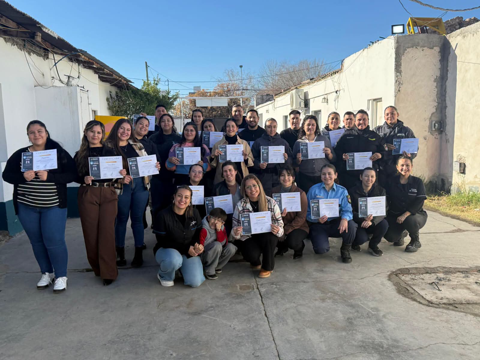 Treinta y tres policías neuquinos completaron el primer nivel de Lengua de Señas Argentina.