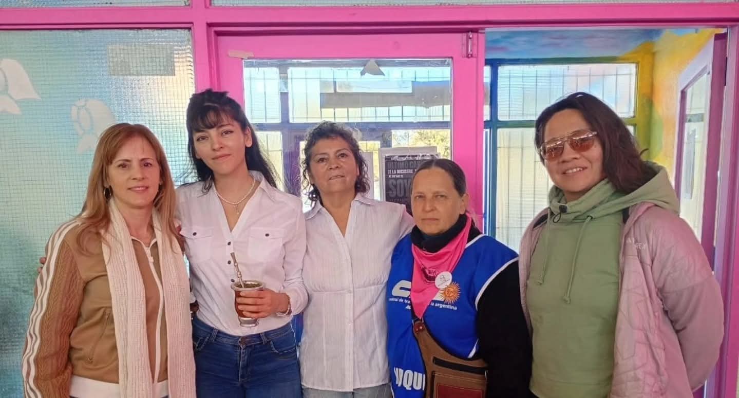 Presentación pública de un documental junto a Lorena Parrilli y Alexandra Sabio en Neuquén.