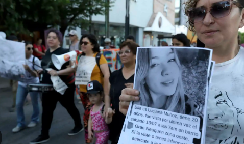 Familiares y organizaciones exigiendo justicia por Luciana Muñoz.