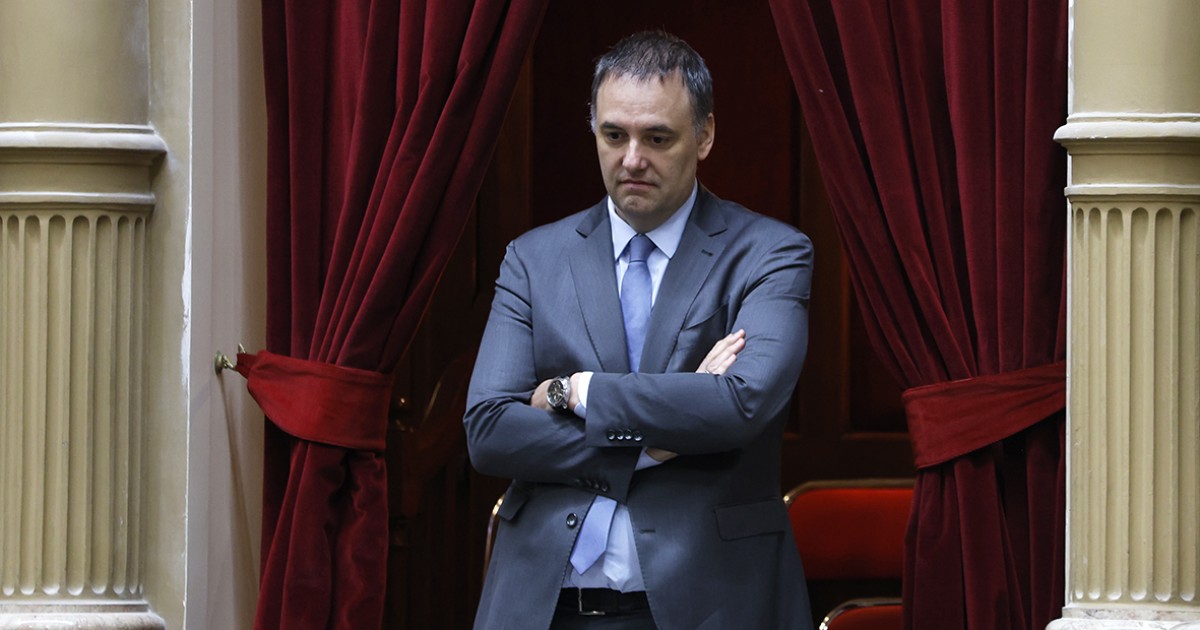 Imagen de la denuncia penal presentada en Comodoro Py y fotos de Manuel Adorni y Marcela Pagano.