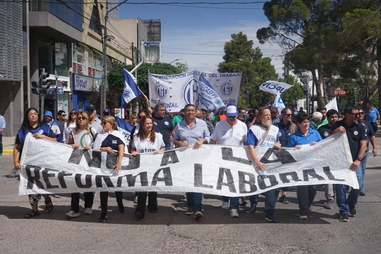 Banderas de sindicatos neuquinos en una movilización por el Día del Trabajador.