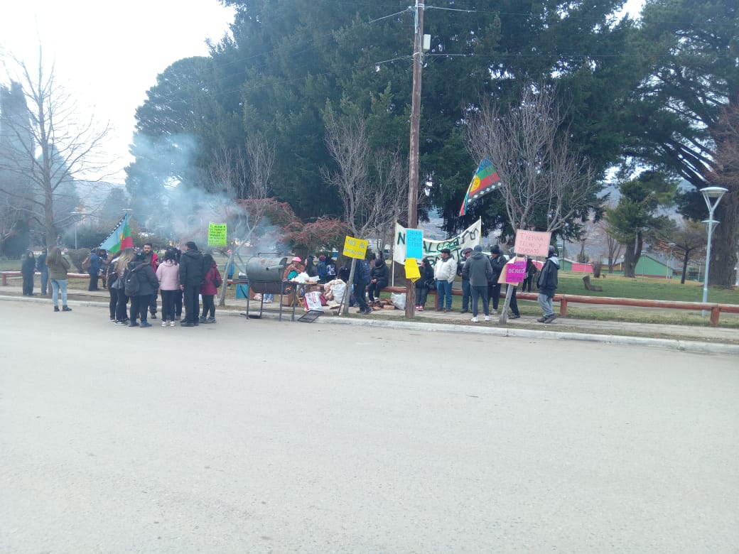 Vecinos de Aluminé en olla popular frente a la Municipalidad exigiendo emergencia habitacional.