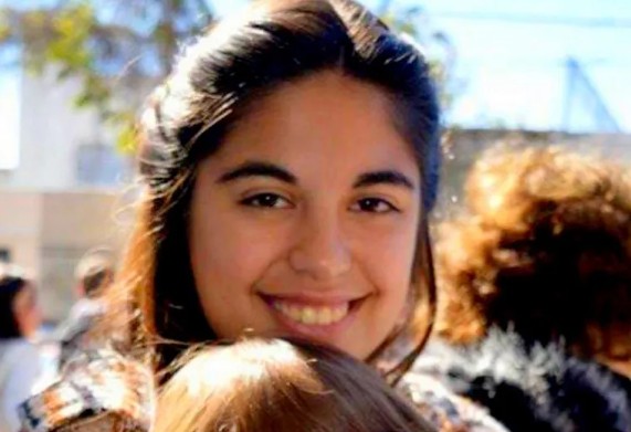 Retrato sonriente de Micaela García con el fondo de una marcha de mujeres sosteniendo carteles que piden justicia y la aplicación de la ley.