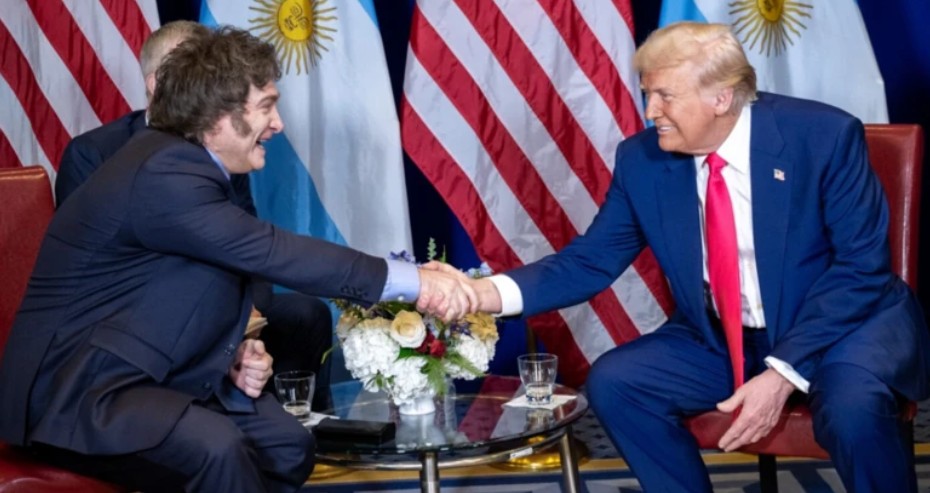 Negociaciones financieras en una mesa de gobierno entre funcionarios de Argentina y Estados Unidos.