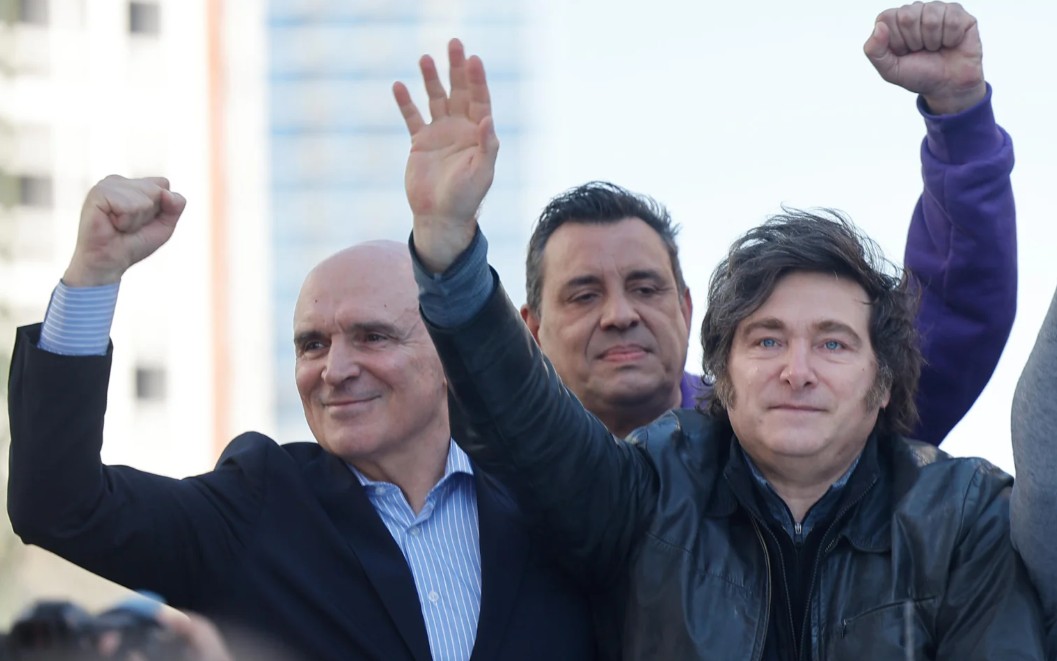  Fotografía de José Luis Espert hablando en un acto de campaña junto a Javier Milei.
